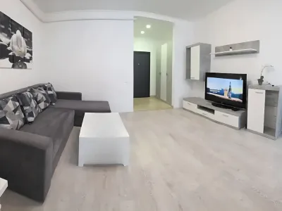 garsoniera inchiriere Sector 6, București sufragerie canapea si tv